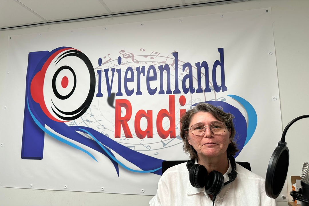 Erica van Nisselrooij van Stichting Help Elkaar Maasdriel te gast bij Rivierenland Radio